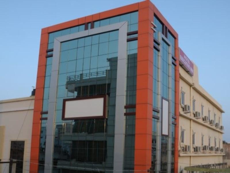 Hotel Executive Inn Виджаявада Экстерьер фото